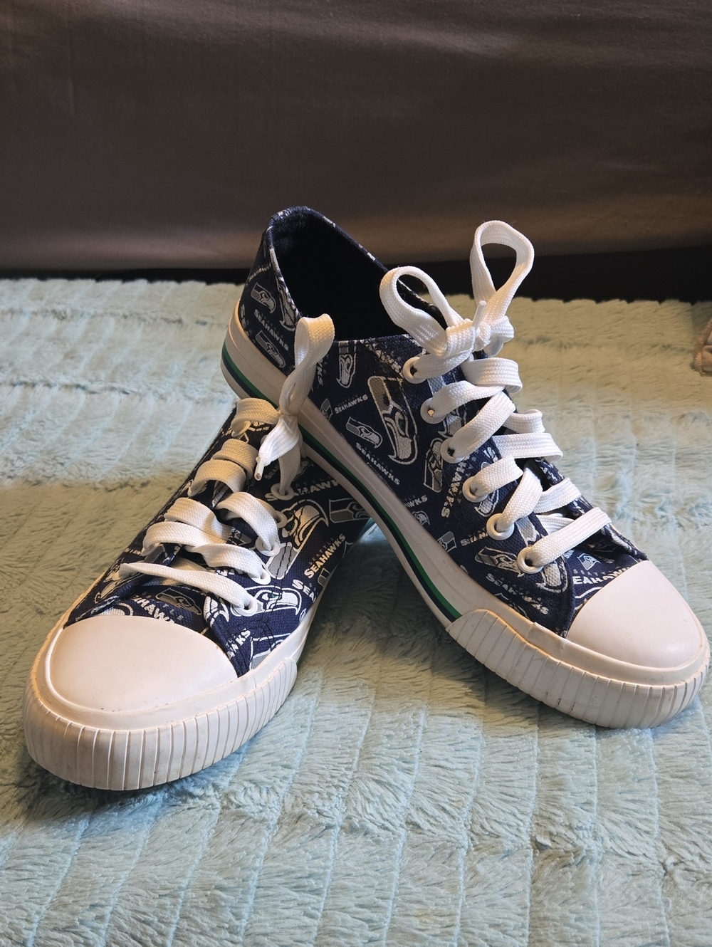 Seahawks Graphic Low-Top Lace-Up Sneakers with White Accents